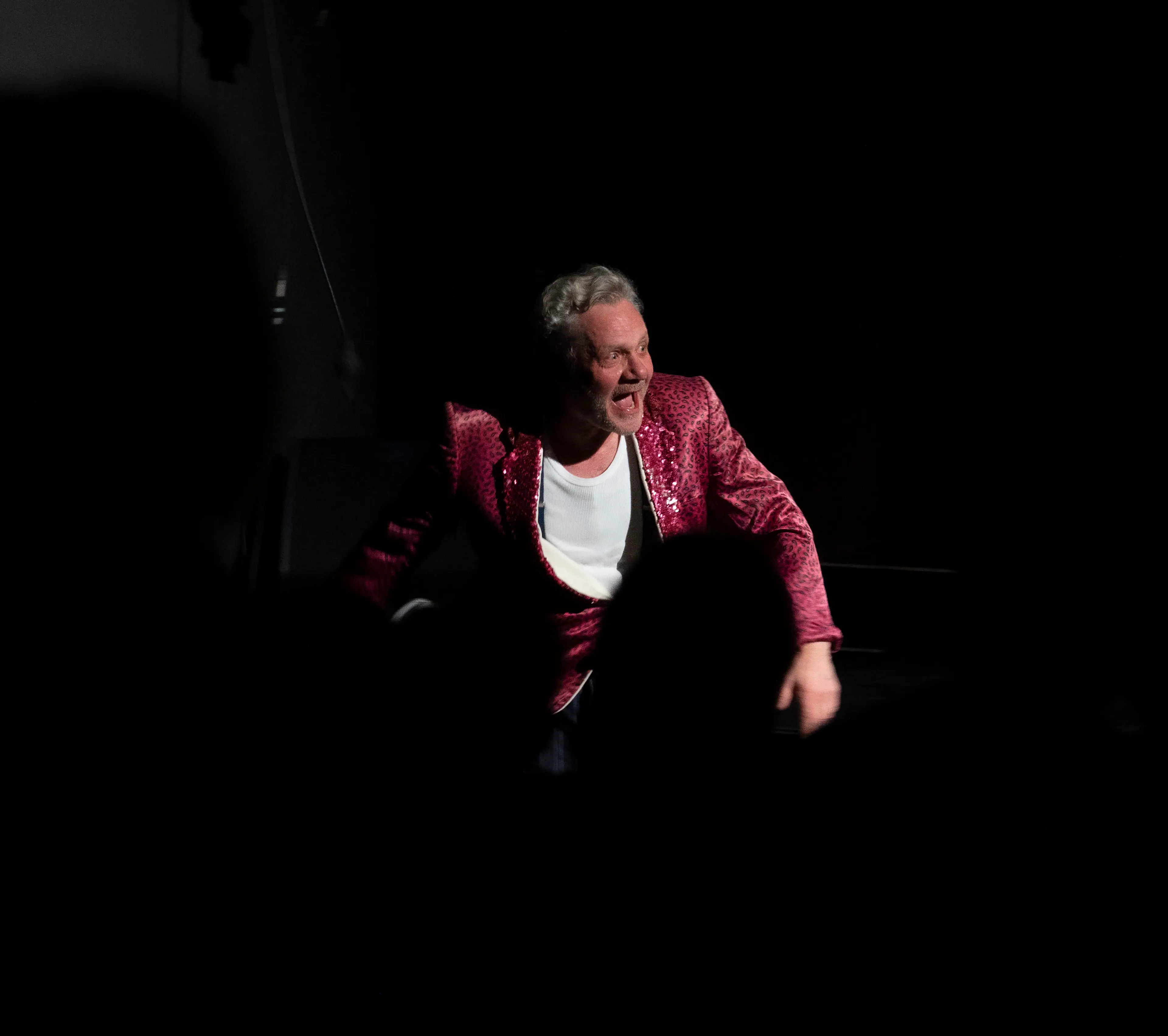 Erik Roßbander verkleidet als Clown während einer Vorstellung.