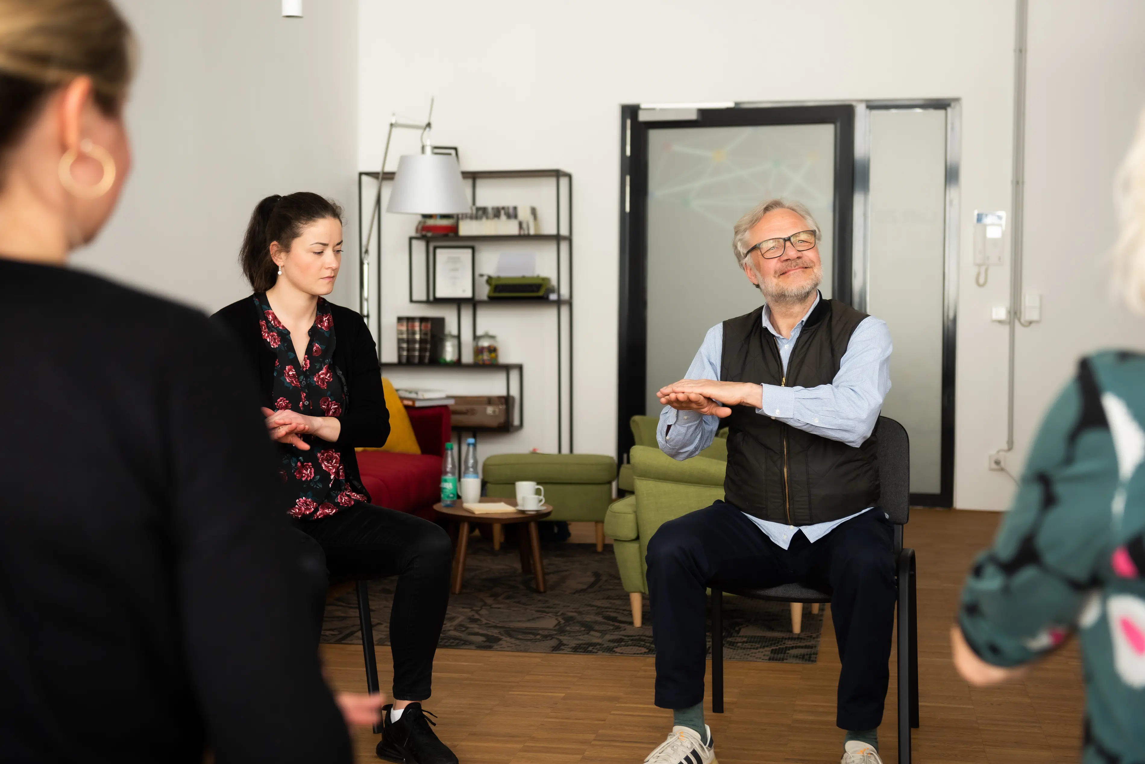 Erik übt Techniken in einem gemeinsamen Seminar.